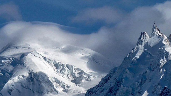 两张雪山PPT背景图片