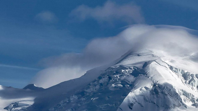 两张雪山PPT背景图片