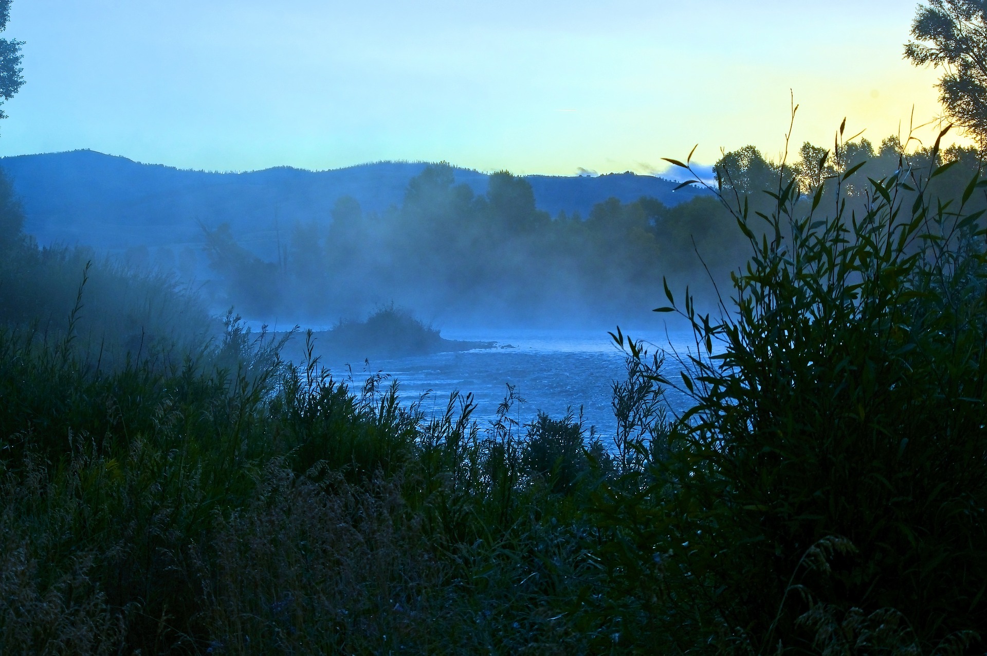 晨雾山川湖面风景图片