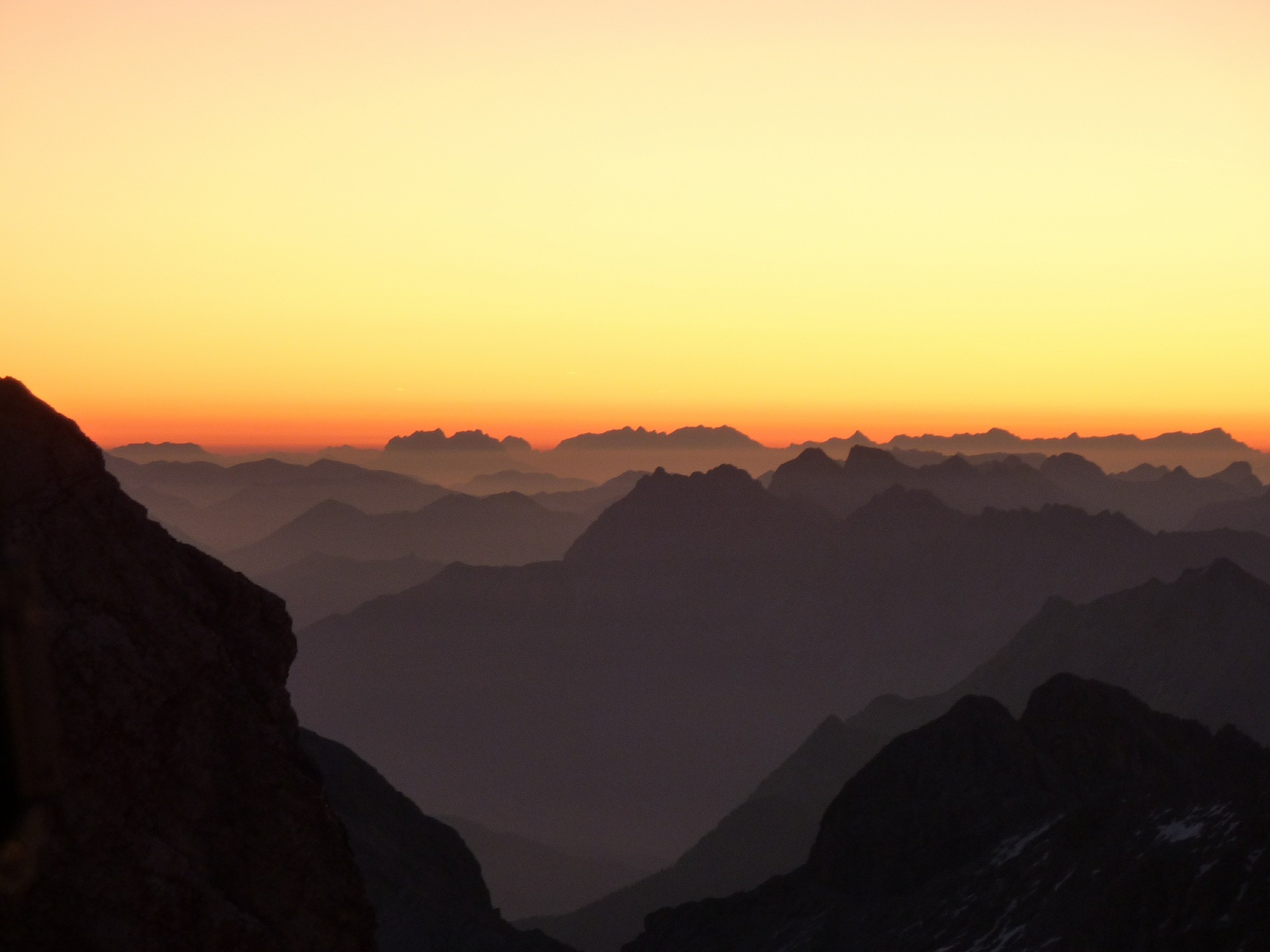 夕阳中的巍峨壮美山川高清图片