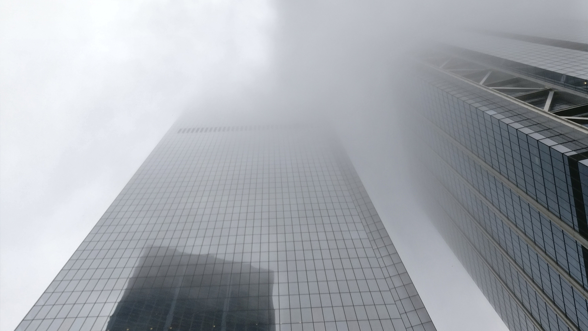 水雾中的商务大楼高清图