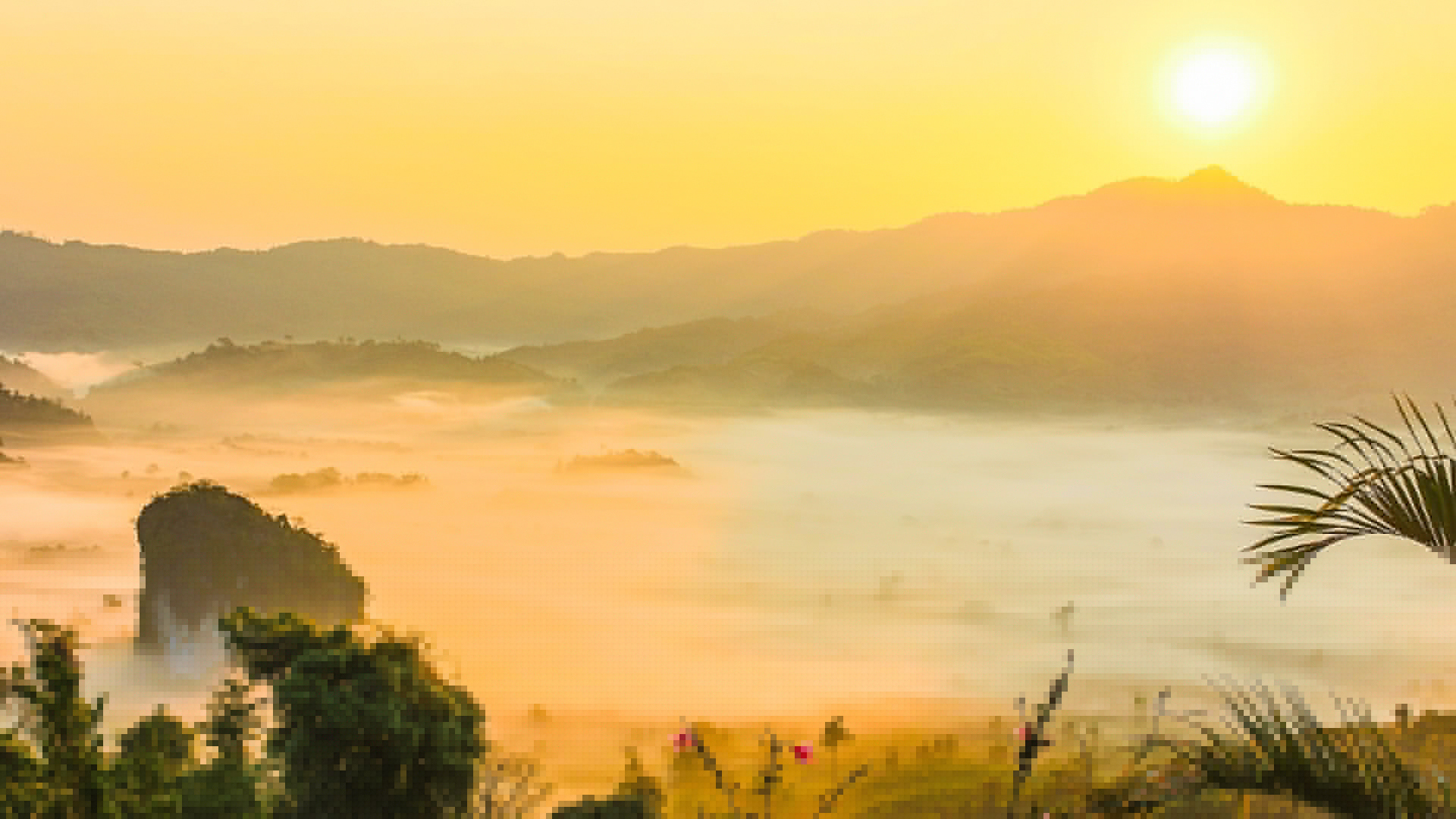 阳光云雾暖色高清背景