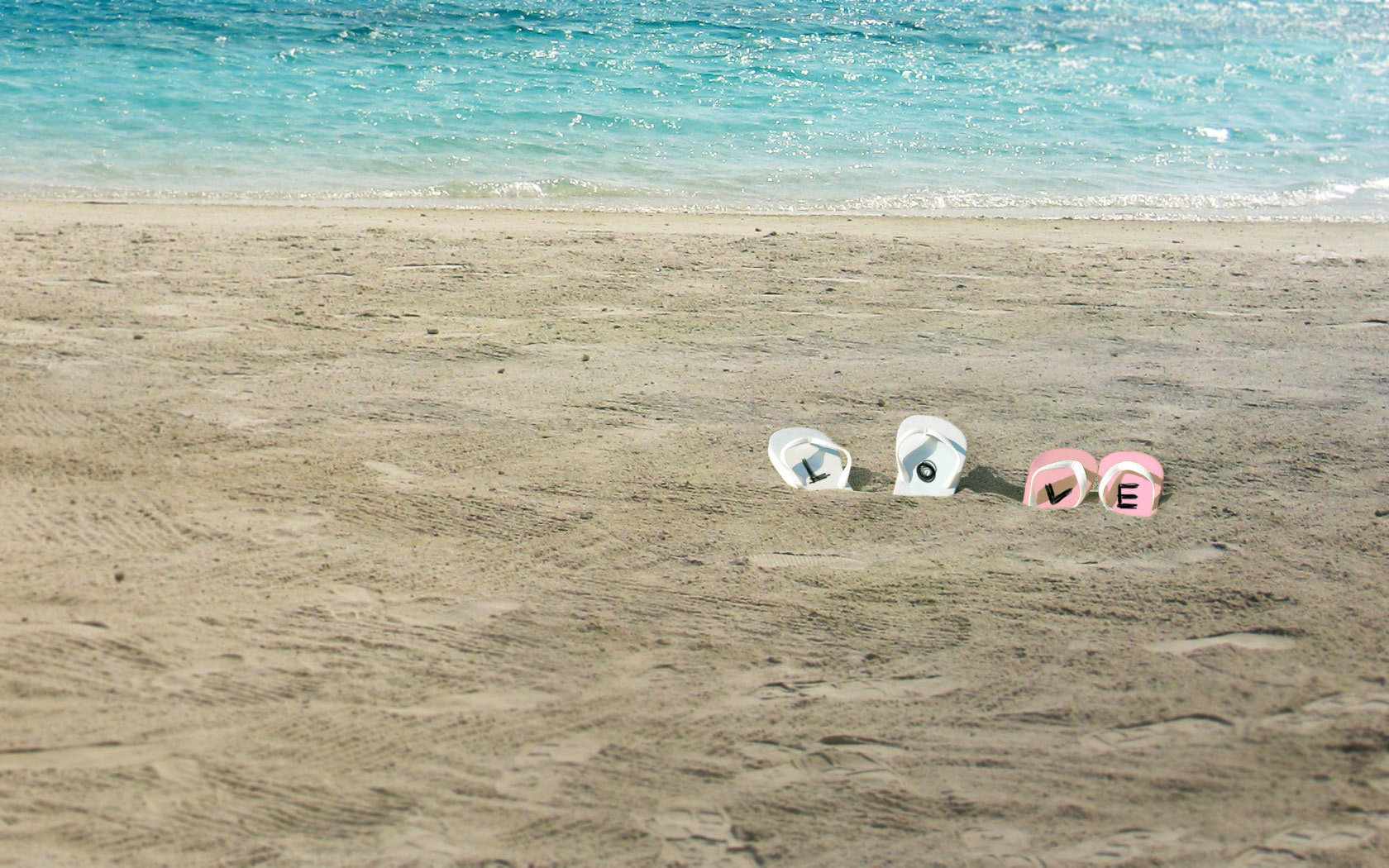 沙滩上的一对情侣拖鞋