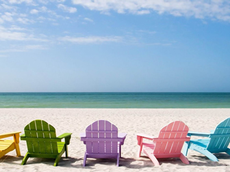 沐浴阳光彩色躺椅可爱沙滩背景图片